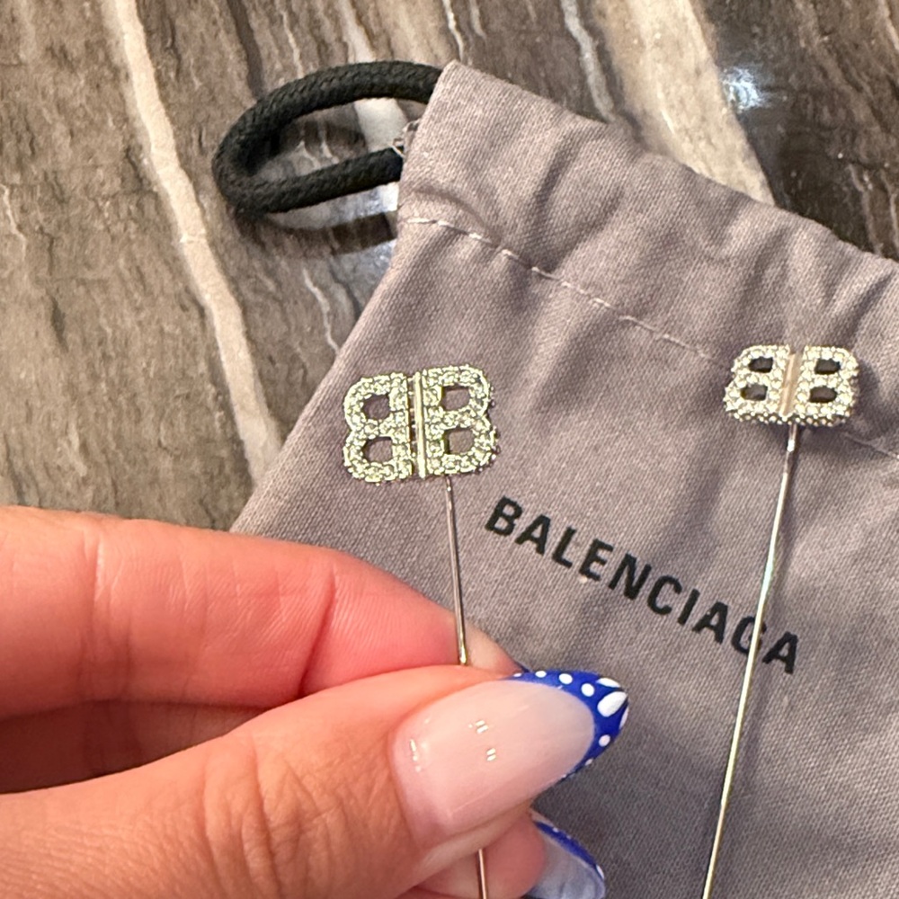 BALENCIAGA
Pin BB Crystal-Embellished Earrings like NEW - Picture 4 of 17